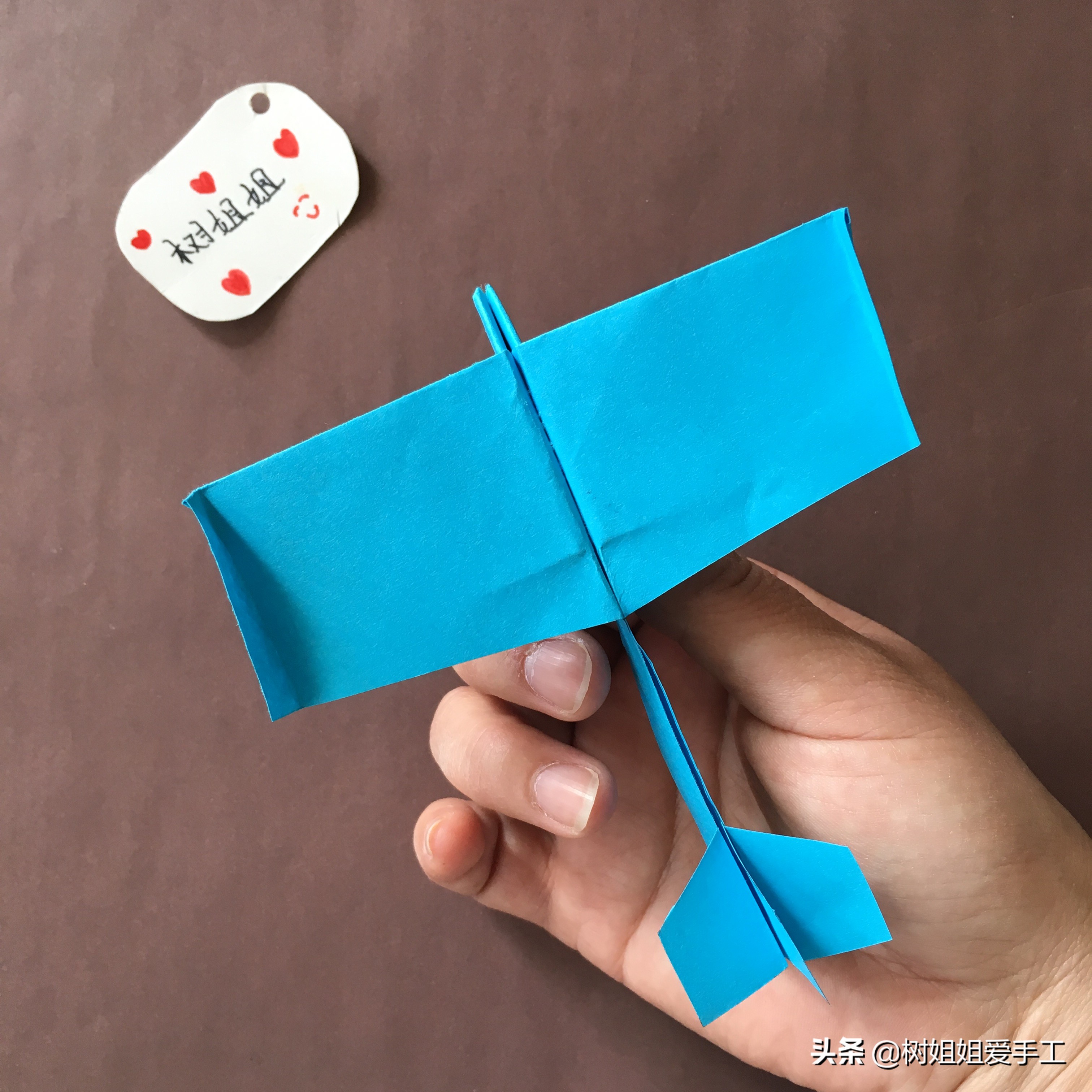 飞机折纸飞得又远又稳折法,正方形折纸飞得最远的纸飞机折法