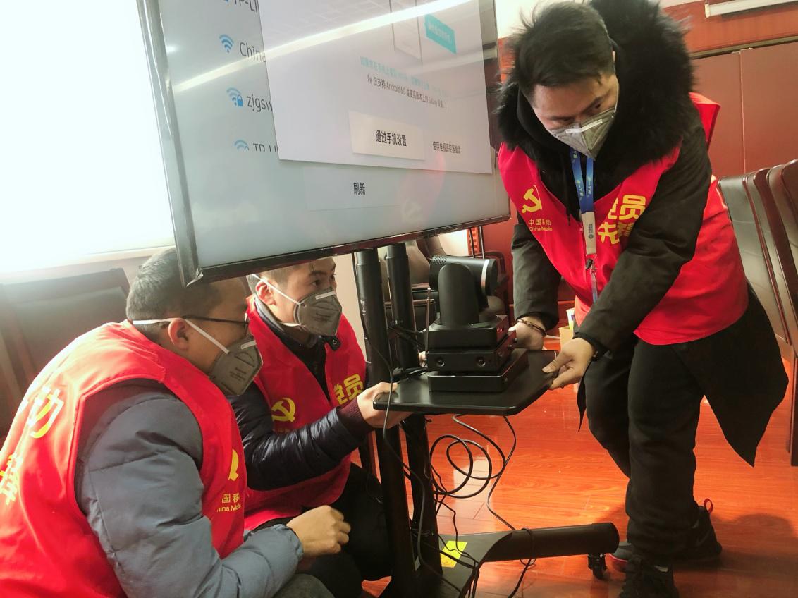 抗疫一线党旗扬牢记使命显担当,党旗飘扬亮底色抗疫一线显担当