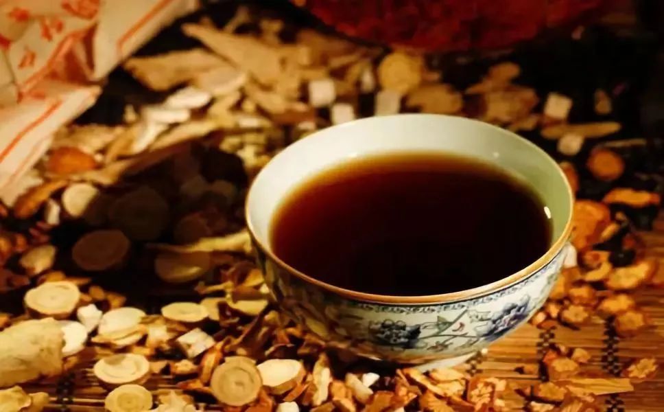 脸色暗沉黄褐斑如何调理,黄褐斑内调10种方法桃红四物汤