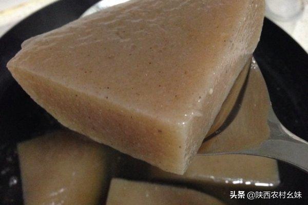 巧厨娘自制魔芋豆腐,幺妹吃魔芋豆腐