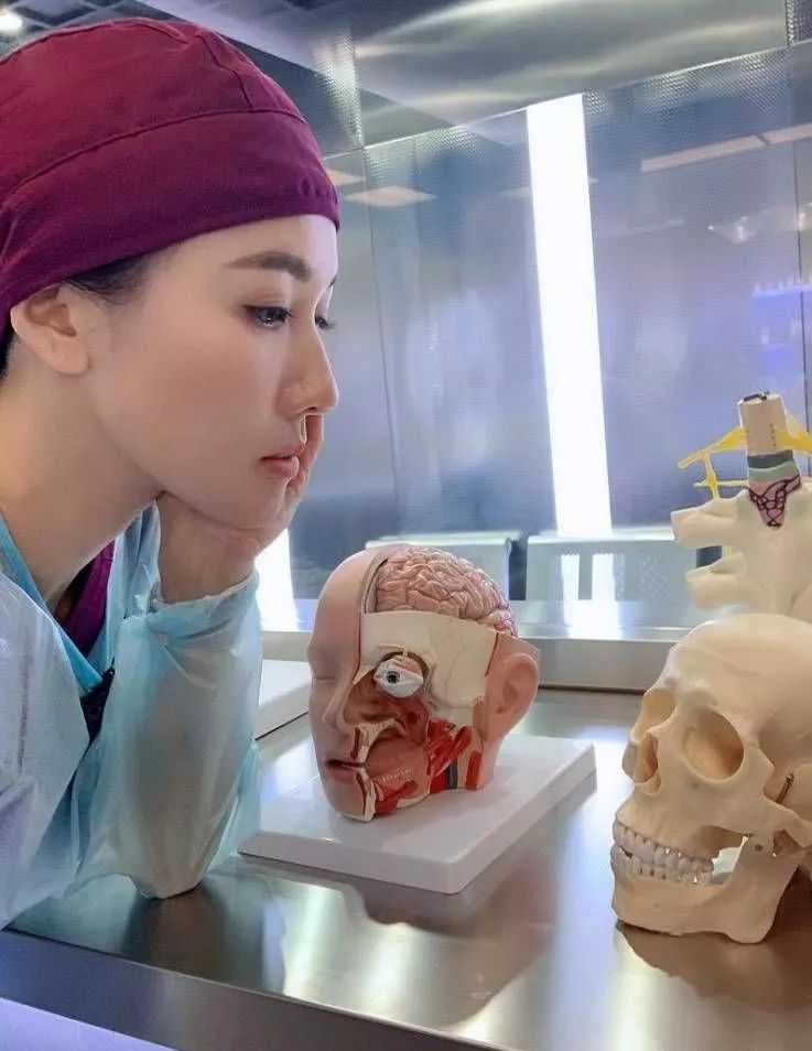 遇到演艺生涯的一大难题TVB离巢花旦坦言给裸体解剖非常尴尬