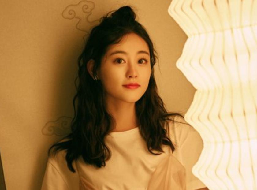 圆脸气质女人味发型,不烫的圆脸短发发型显气质