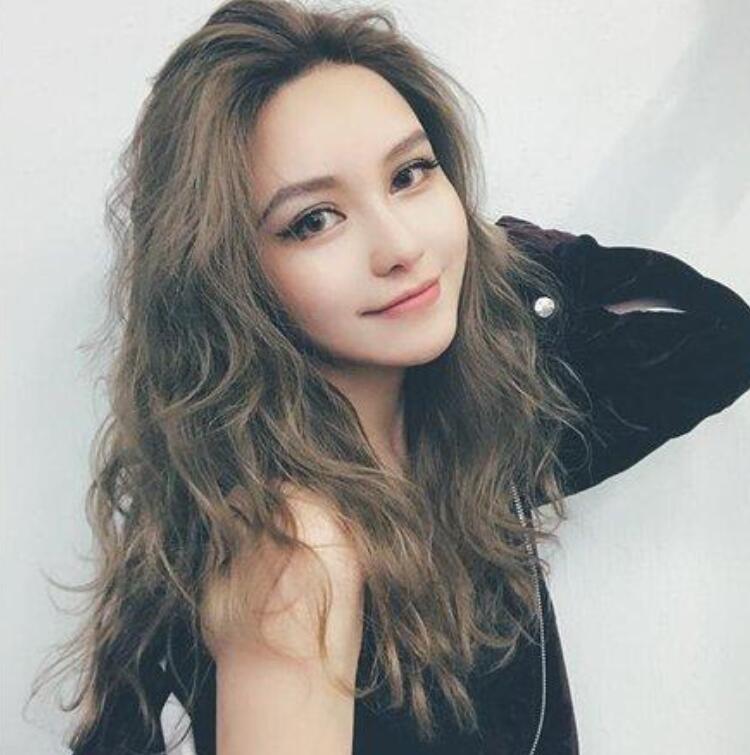 适合圆脸细软塌烫的卷发,大脸圆脸适合怎样披头散发