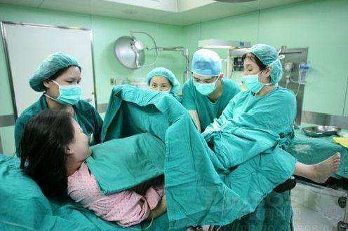 分娩时头先露出来,分娩时候胎儿怎么出来