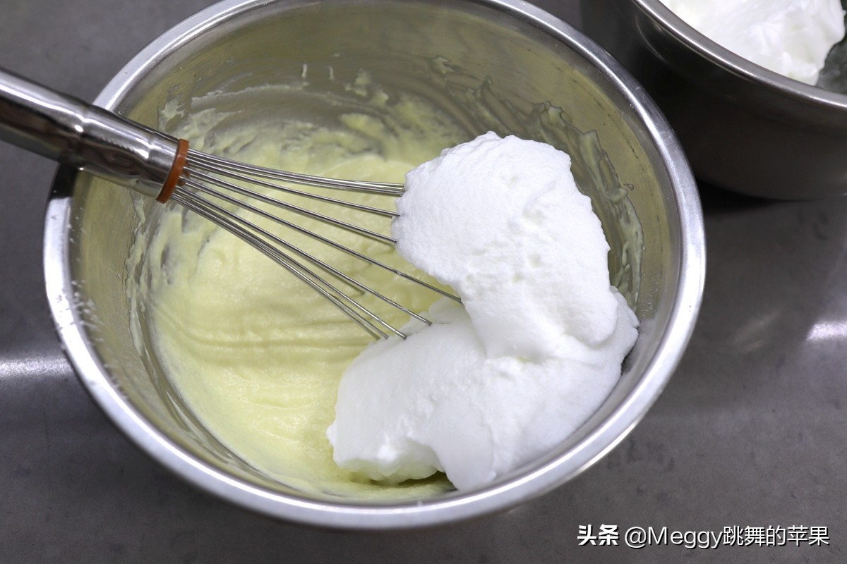 2个鸡蛋蛋糕超级简单零失败,2个鸡蛋1碗面粉不用烤箱教你做