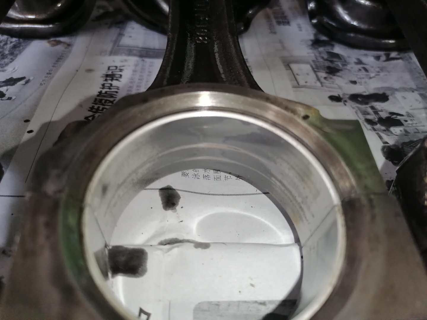 发动机冒白烟蓝烟烧机油,尾气大量冒蓝烟要不要大修发动机