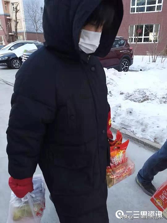 为隔离人员送餐,帮隔离人员给别人送东西