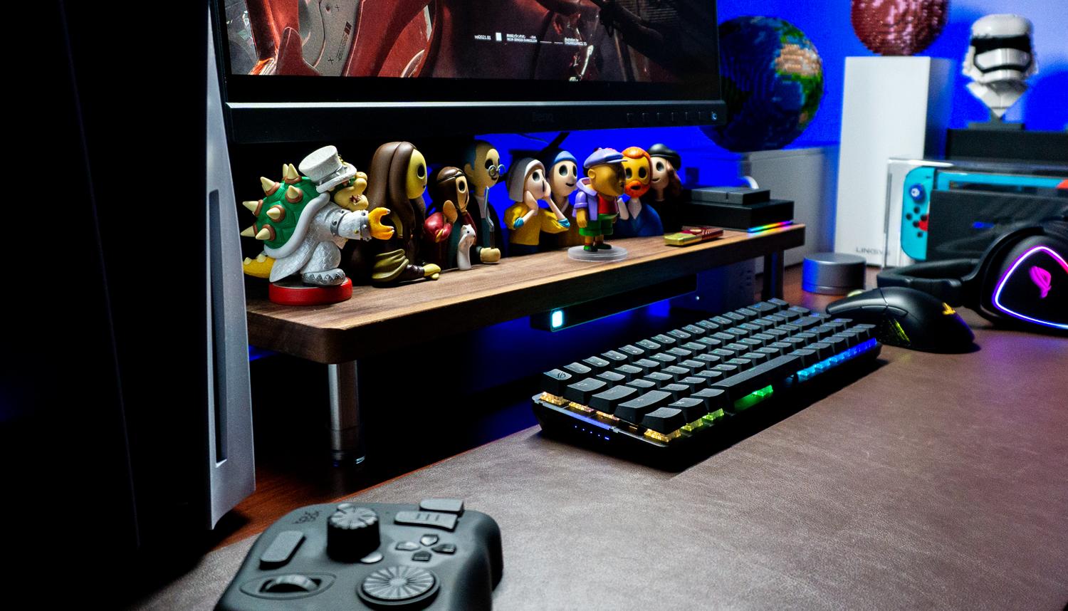 游戏宅的电脑桌面,游戏头戴式耳机rog棱镜s