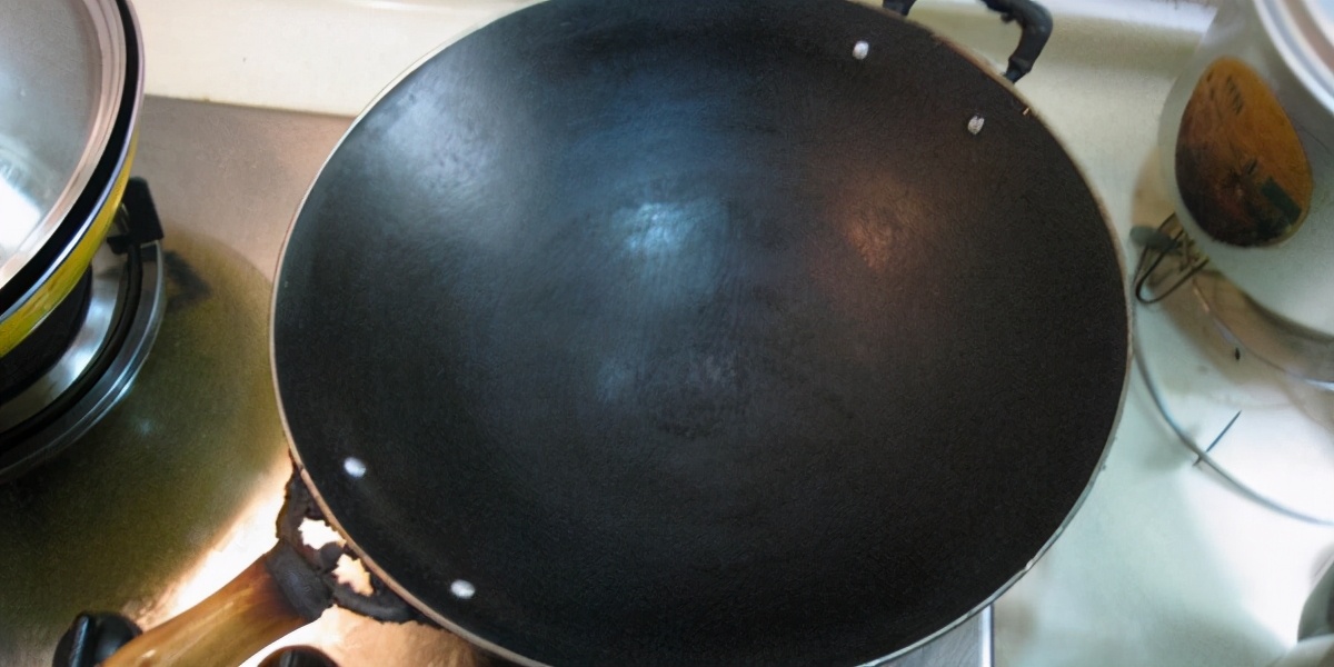 新买的铁锅不用猪油怎么开锅呢,新买铁锅开锅别直接用火烧