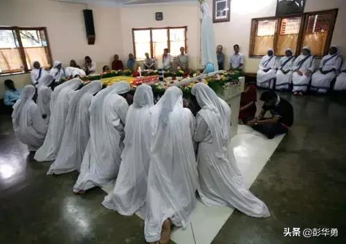 一个让世界停止战争，连总统都为其下跪的女人，我们必须铭记