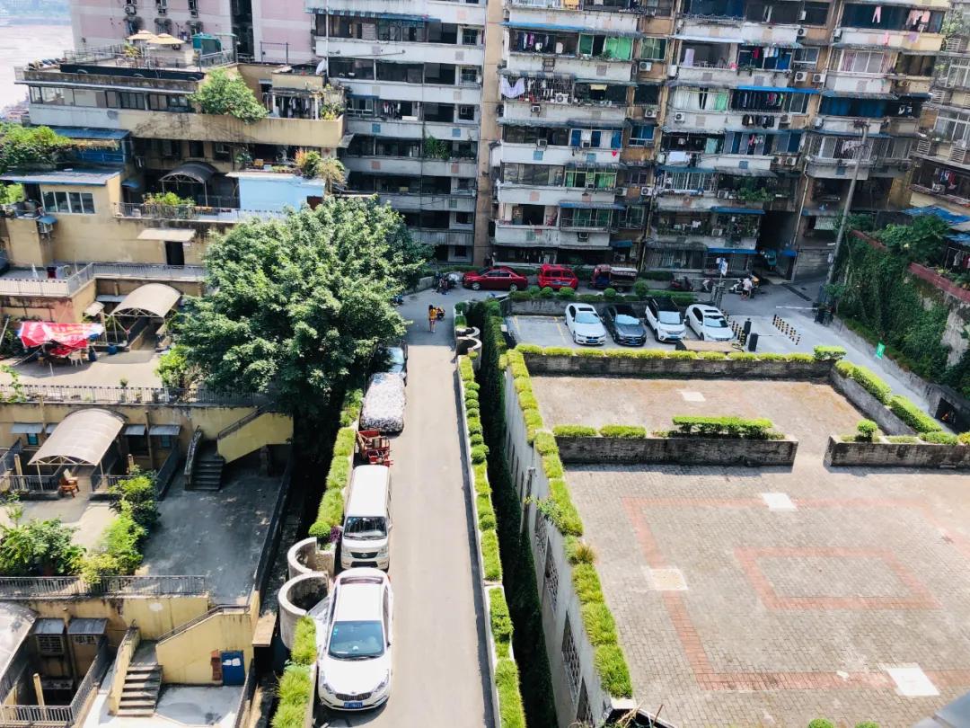 重庆这个24层没有电梯的高楼！直逼40℃的天气仍然有人前来打卡