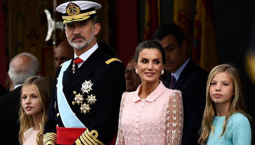 西班牙王后最新着装格子连衣裙,西班牙王后穿波点旧裙