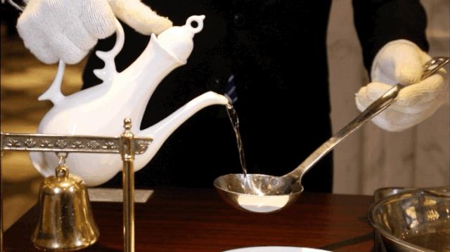 当着客人的面“玩火”？卓悦中心这家店喊你吃鸡