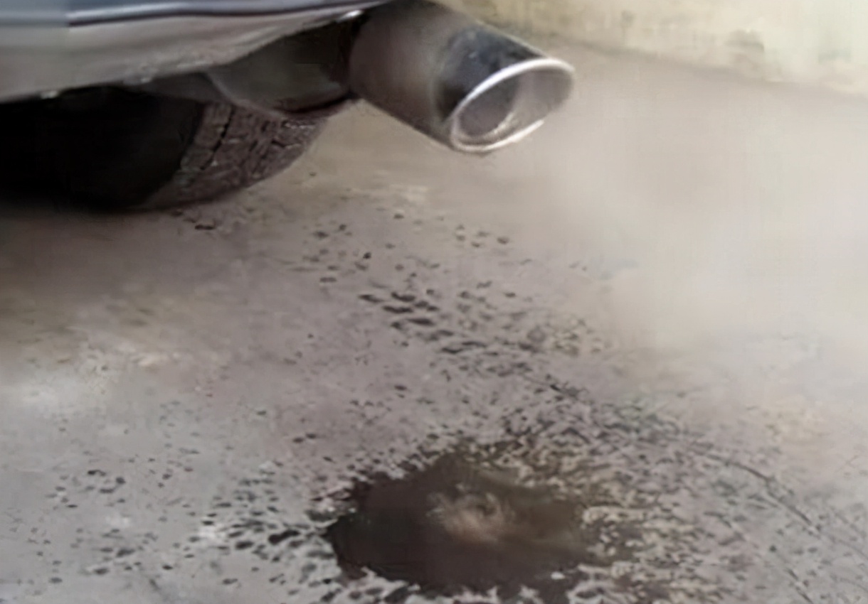 为什么日系排气管老喷水，德系车却不喷，修车工笑了，这就是差距