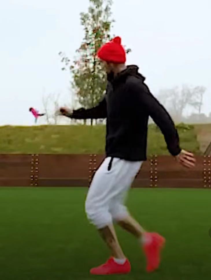 贝克汉姆罗圈腿,贝克汉姆黑西裤踢足球