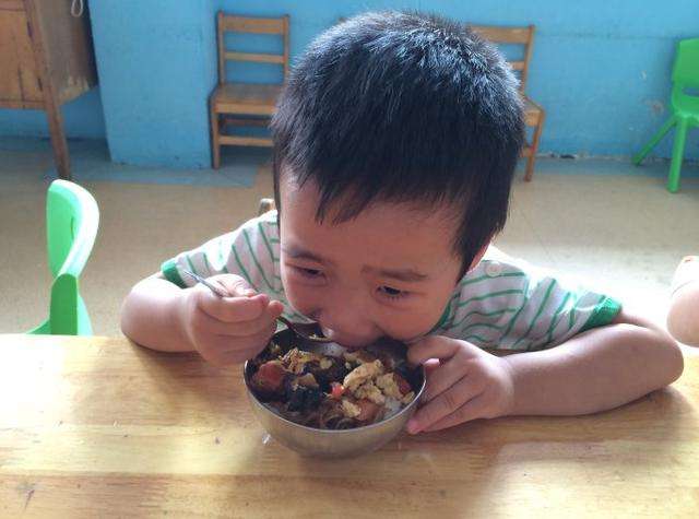 一直给孩子喂饭,怎么引导孩子自主进食