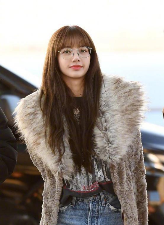 lisa慵懒风t恤加牛仔裤穿搭,lisa机场穿搭大衣牛仔裤