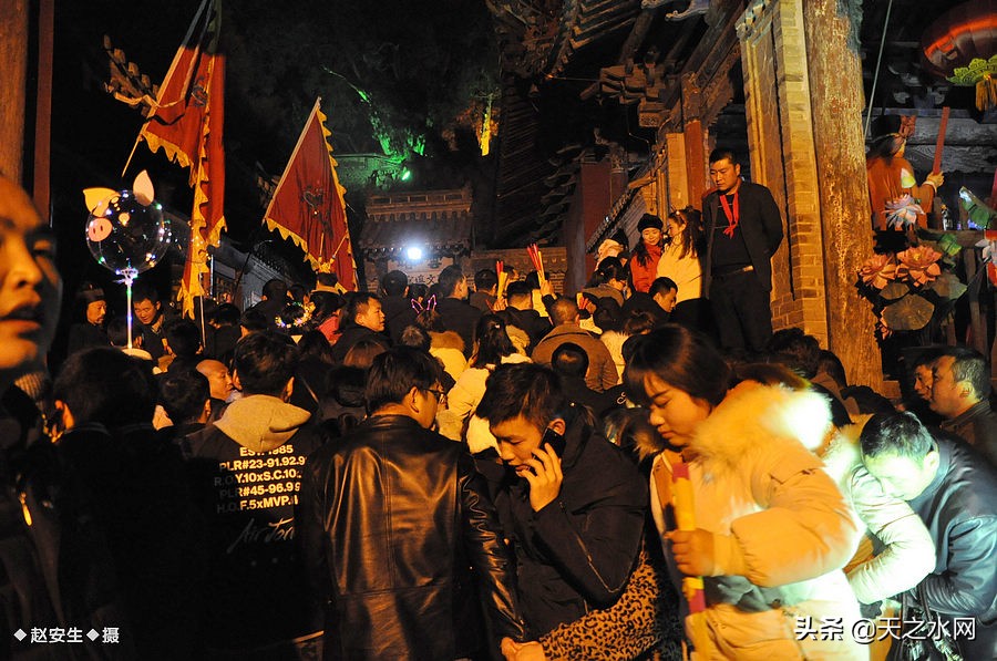 甘肃天水数万民众“上九朝观”祈福纳祥争烧头柱香！（组图）