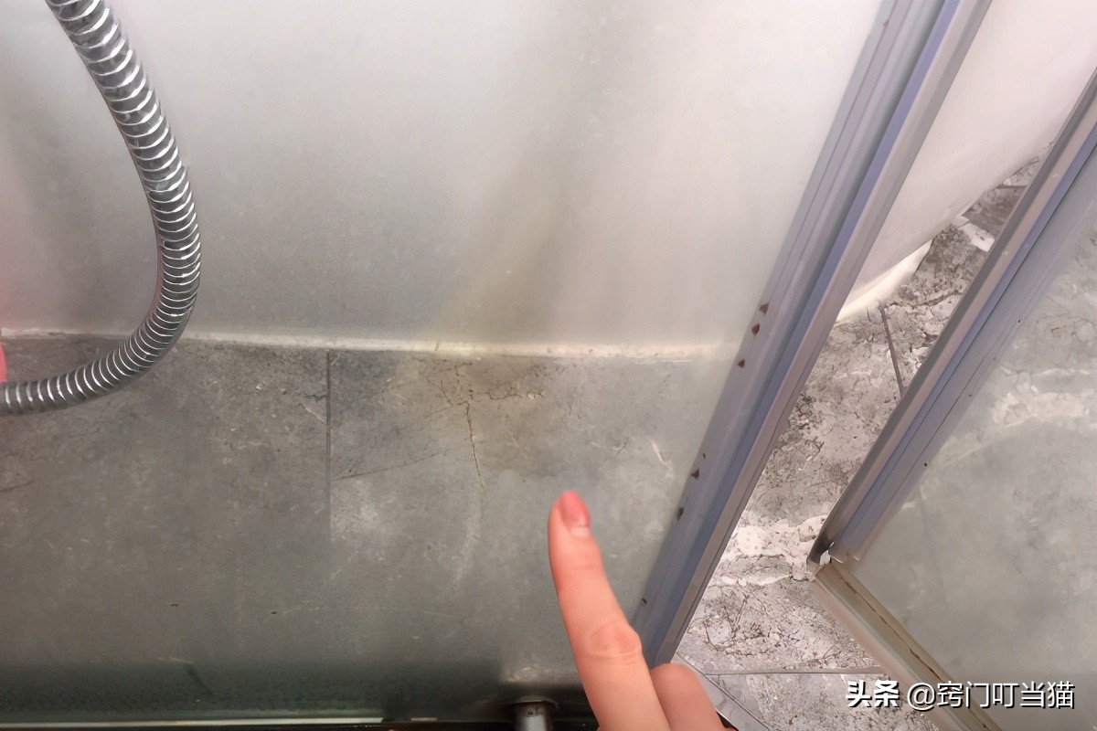 去除浴室玻璃上的水垢的最佳方法,浴室玻璃水垢怎么去除小窍门