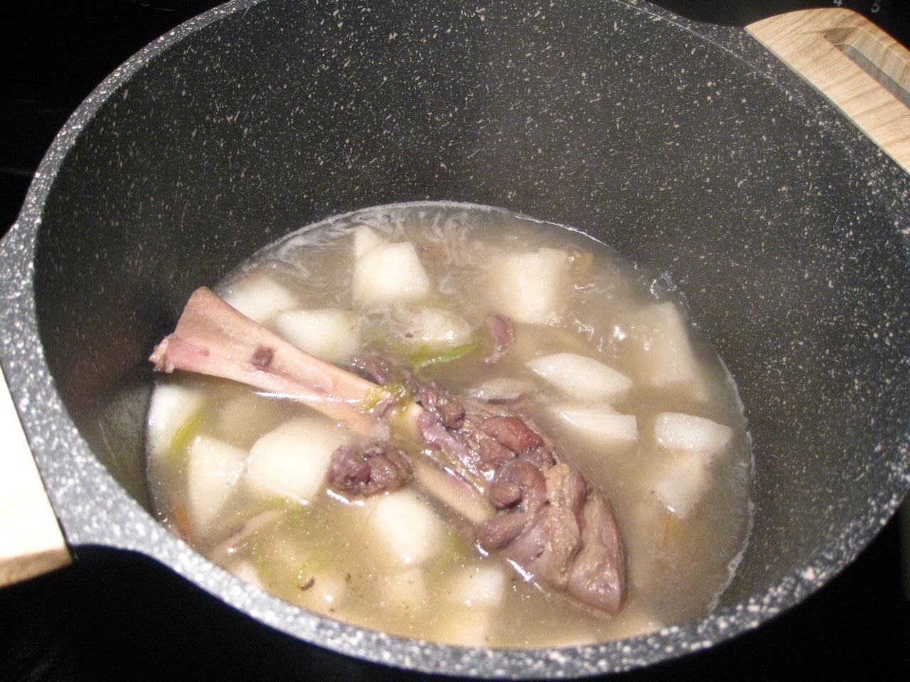 炖羊汤放什么料好喝,炖羊汤怎样汤白没膻味放什么大料