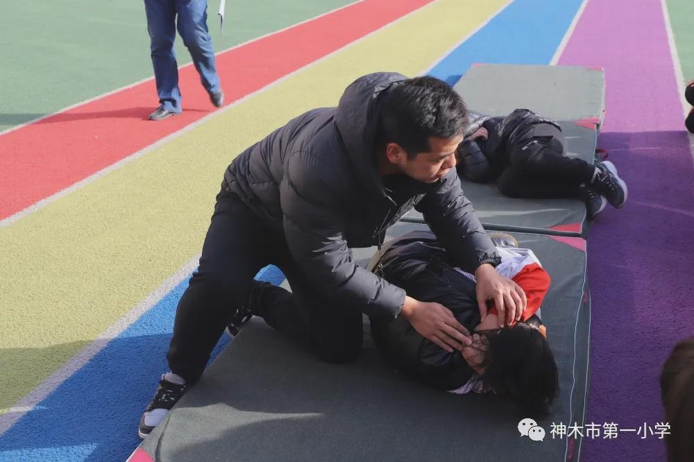 神木第一小学拔河比赛,小学体育优质课简报