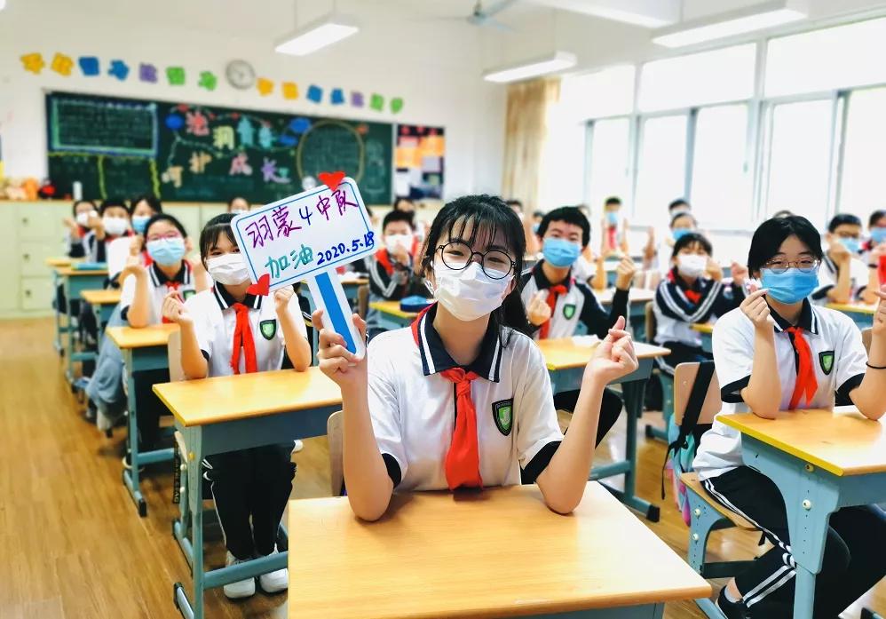 今天又有一批同学返校，来看师生们的自拍留念