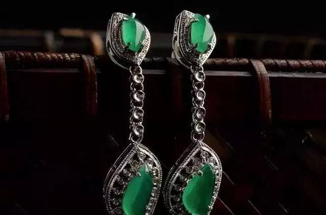 目前品质最好的翡翠价格,根据鉴定表怎么确定翡翠的价格