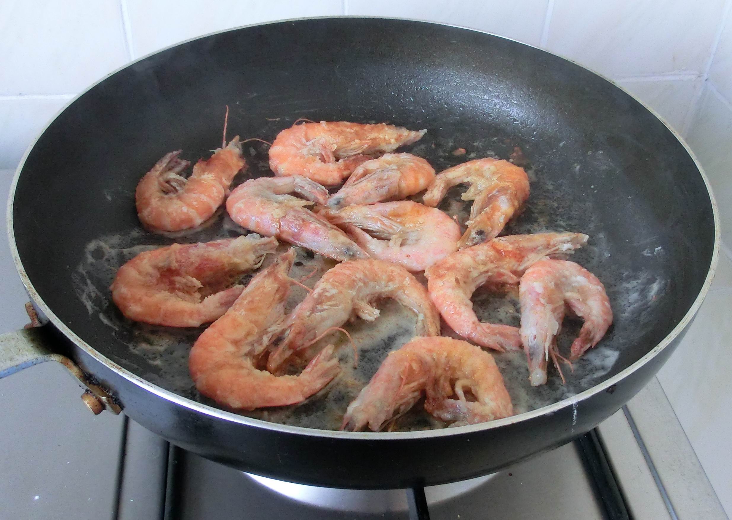 港式避风塘炒虾做法,正宗港式避风塘炒虾