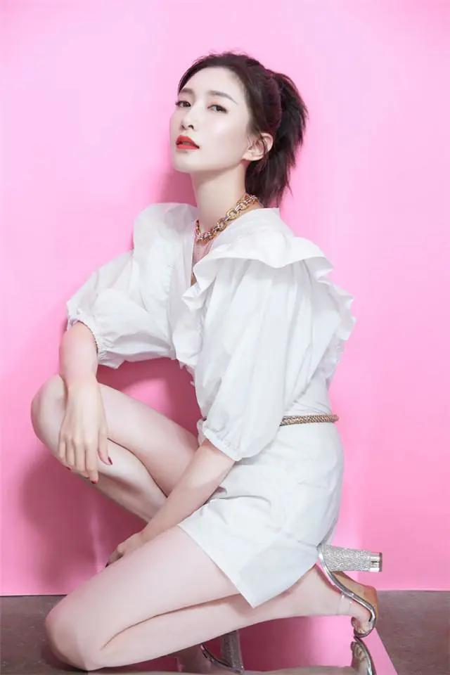 年轻的女人白头发梳什么发型,50岁发量少梳什么发型好看