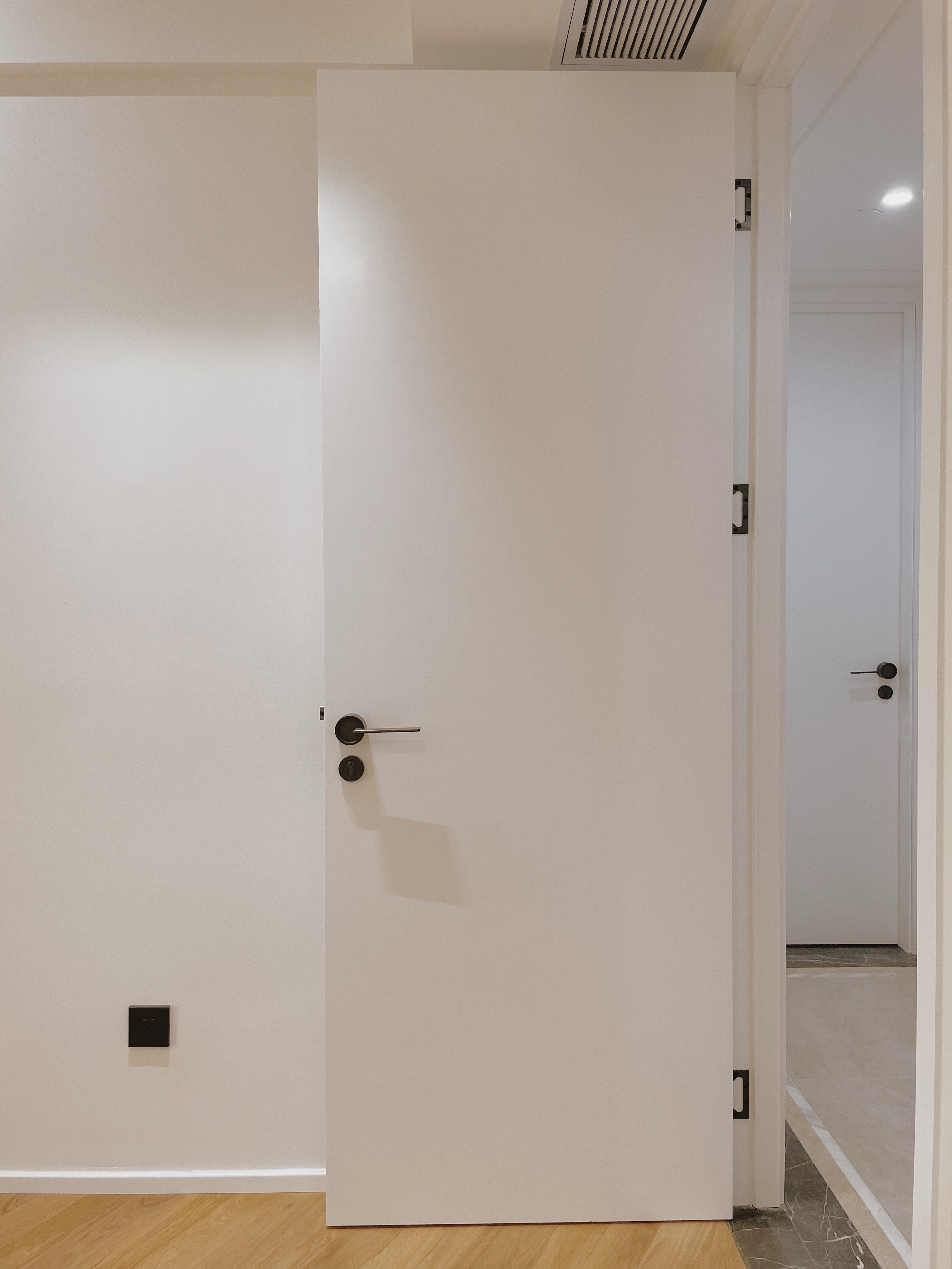 白色带扣线烤漆木门款式,烤漆房间木门怎么选