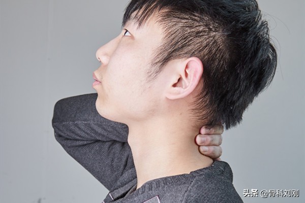 脖子酸痛僵硬怎么缓解用什么膏药,脖子颈椎疼痛最快怎么缓解视频