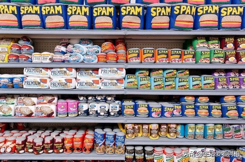 她开了间超市，卖的东西却全是假的，9000件商品，竟被一抢而空