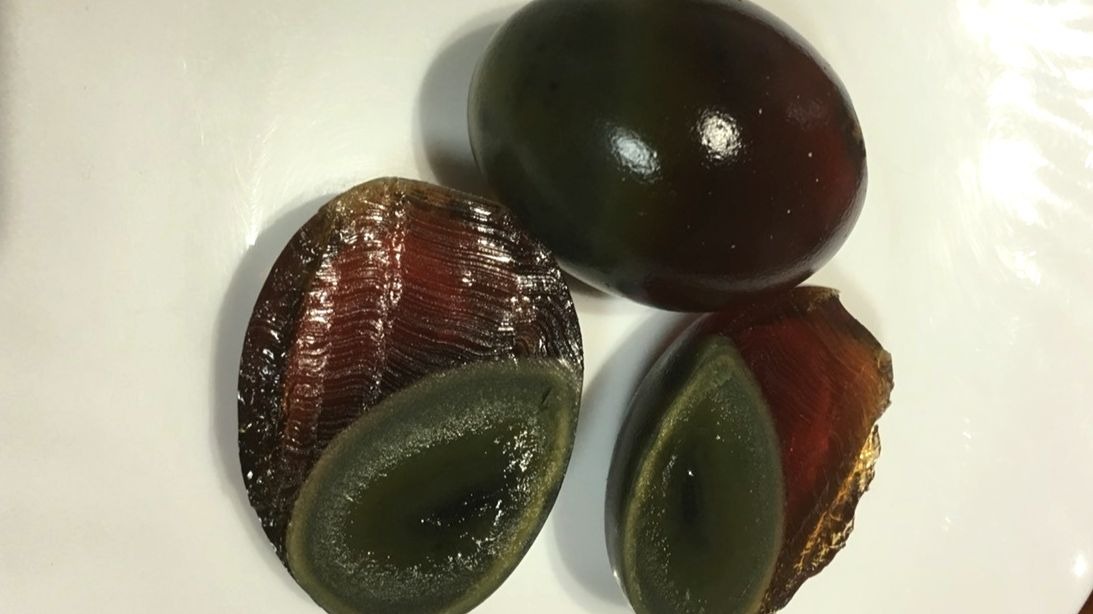 入厨贴士｜挑选皮蛋的4大秘诀，熟成并凝固良好，手指轻敲有弹性