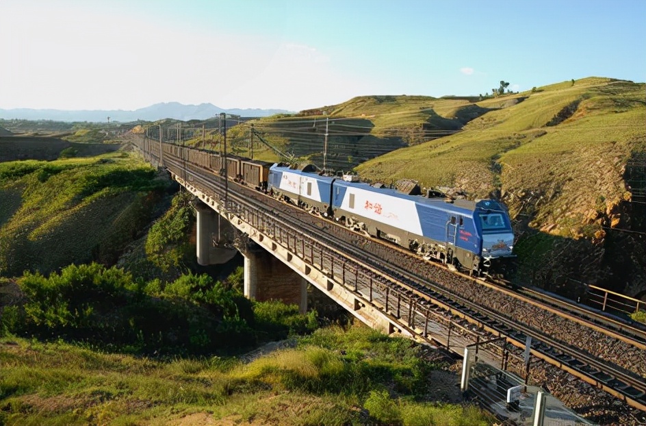 中国铁路建设成就,中国大秦铁路的辉煌历史