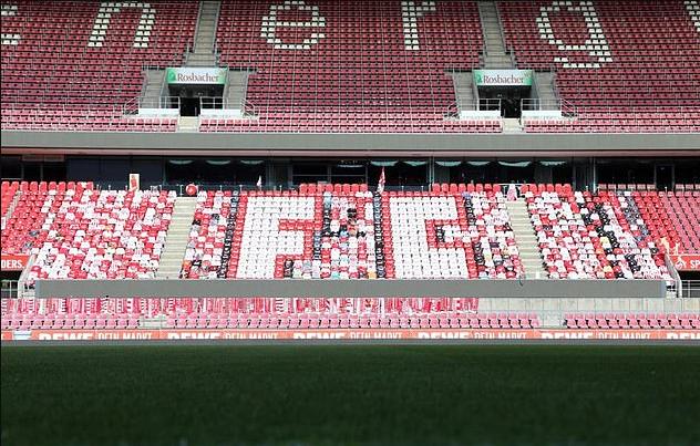 疫情影响下足球迎另类乐趣人形玩偶、爬树看球、用脚打招呼都来