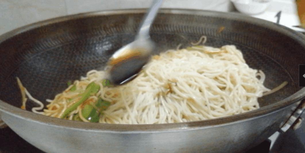 炒面不粘锅的技巧教你一招,做炒面酱油粘锅怎么办