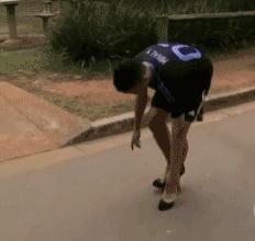 女生穿高跟鞋踢足球,穿十厘米高跟鞋踢足球