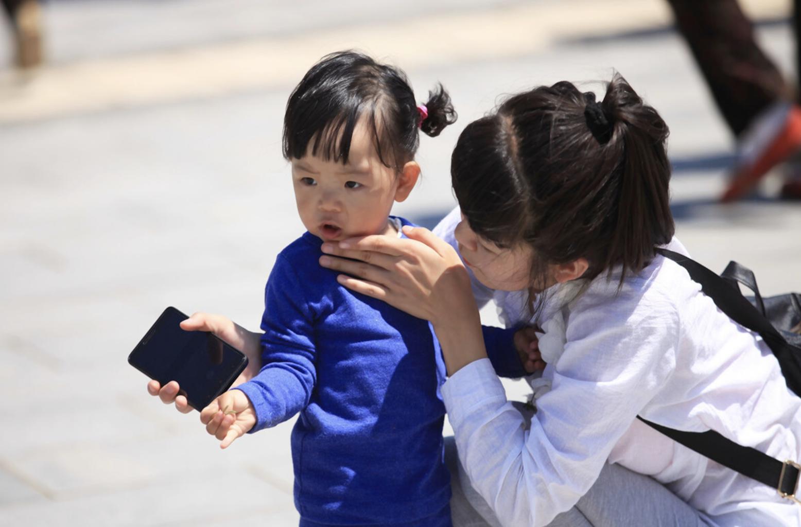 特别爱说话的孩子如何管教,孩子说话过分该如何教育