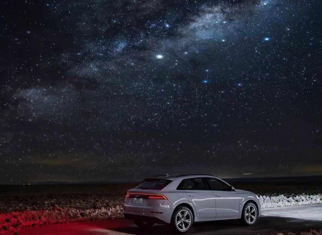 在传统手机和智能手机之间,是一辆奥迪Q8