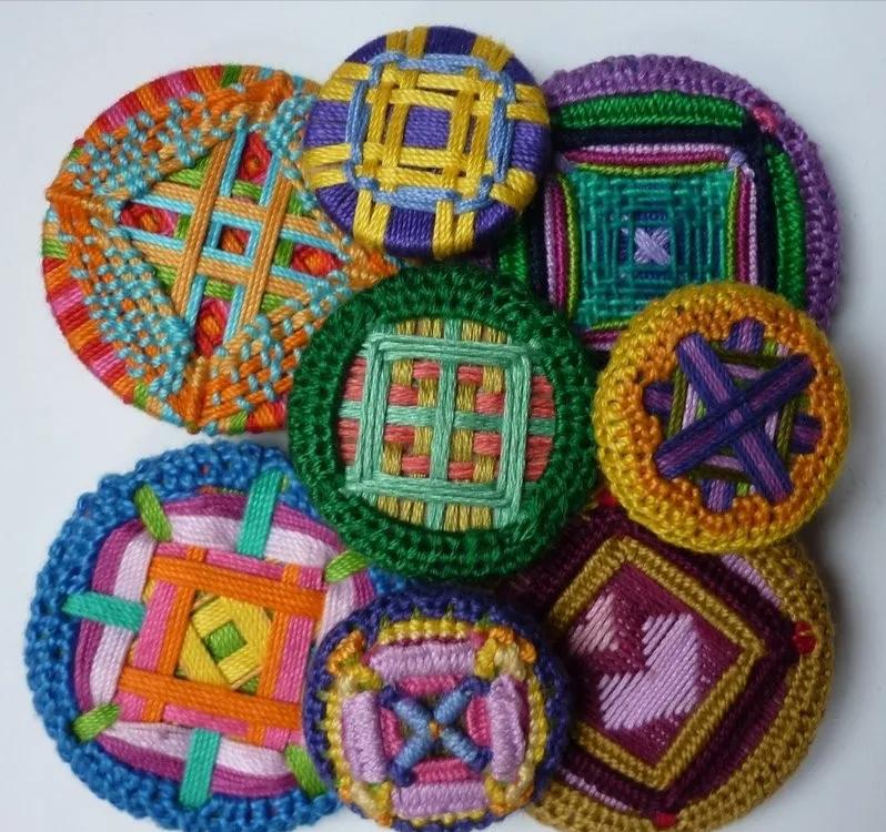 一个圆周边加一点装饰,用彩线做简单的小装饰