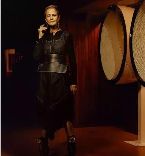 很悲哀的事，她那么美，却要被人骂