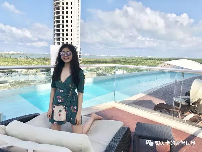 她们穿的连衣裙,她们穿的花裙子