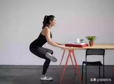 办公室站着练臀瑜伽体式,久坐不动如何瘦屁股