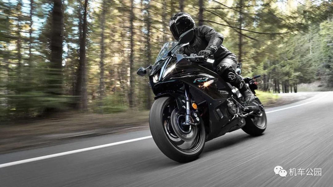 8999美元，雅马哈发布2022款R7，车身比R3还窄