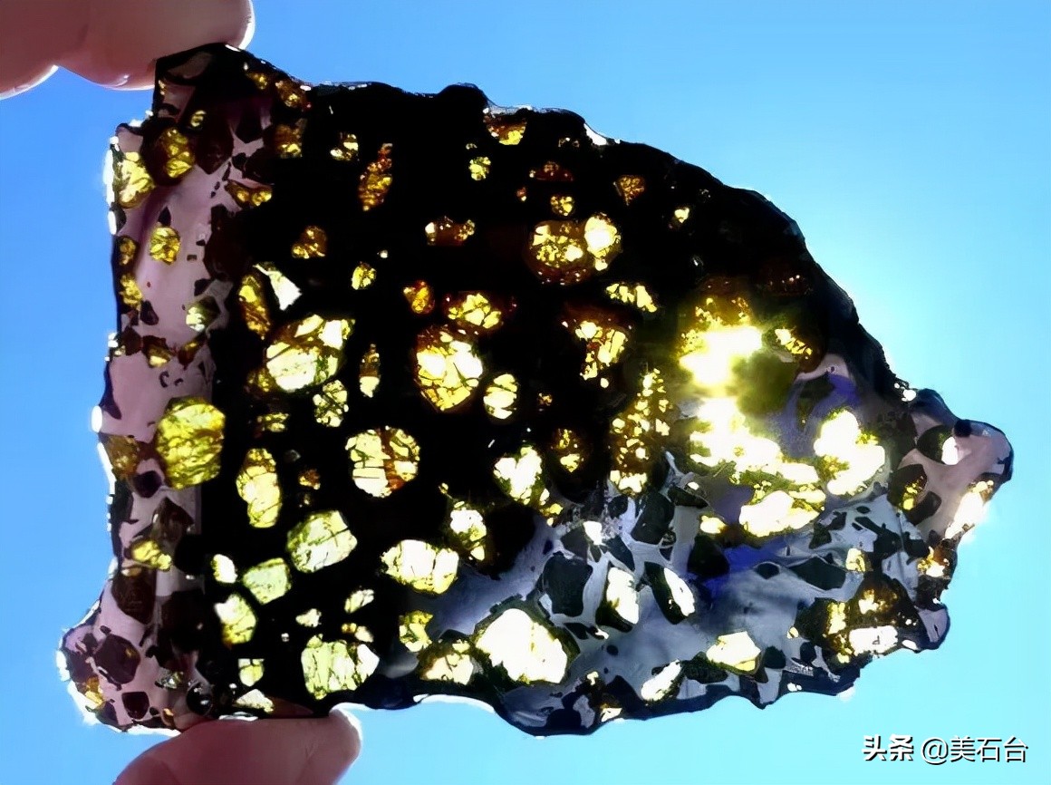 五彩斑斓陨石价值60亿,切开后发现竟然是一块稀有陨石