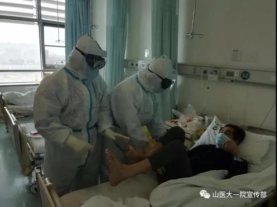 抗疫军队支援湖北,守望相助共抗疫情中国捐赠物资