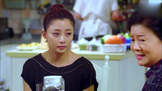 婆婆崴脚叫我背她下楼,婆婆假装崴脚