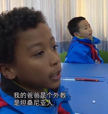 父亲非洲人，9岁混血男孩想为中国足球做贡献，媒体人：有梦想