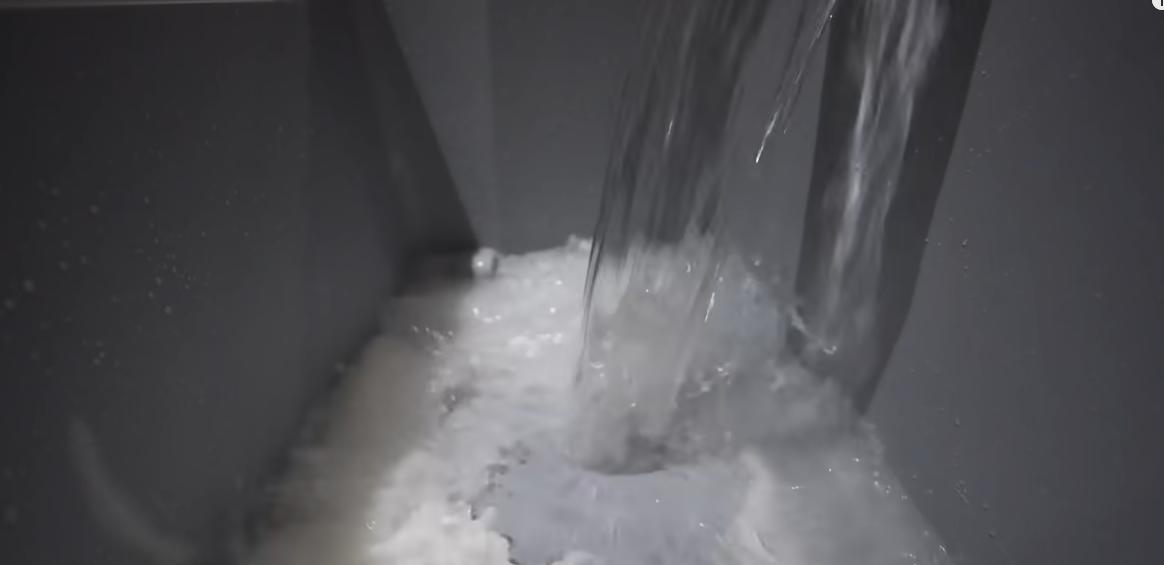 用100万个海洋球填满房间,50万个海洋球装在房间