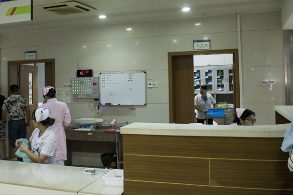 黄痰需要吐出来还是咽下去,黄痰白痰多是什么原因